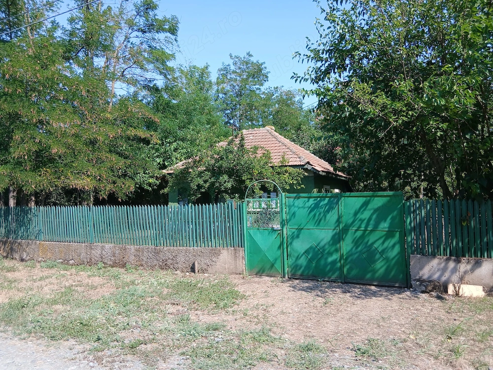 Se vinde casa în Danesti Călărași la 20 km de Lehliu.  Teren 1700mp, casă locuibila . Preț 21000euro