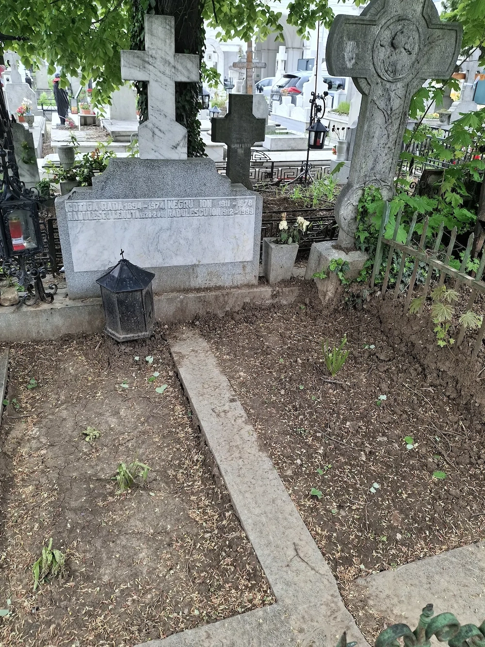 Loc veci pe pamant - Cimitir Sf Vineri