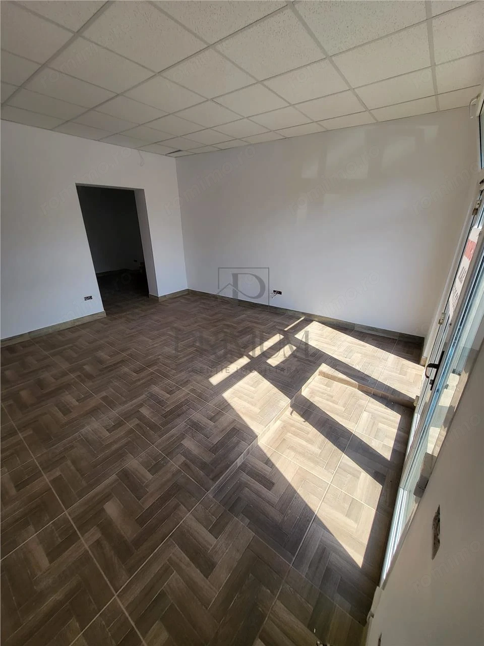 Spatiu comercial renovat cu vitrina - Semicentral