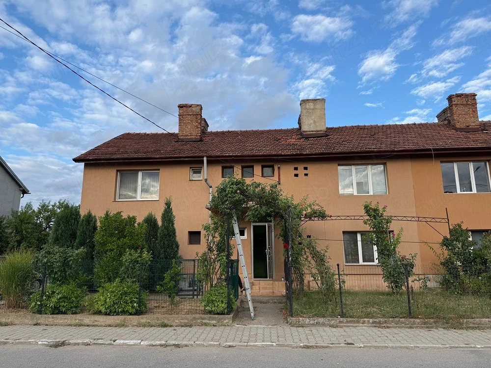 Vând apartament în Aştileu + curte exterioară cu anexe