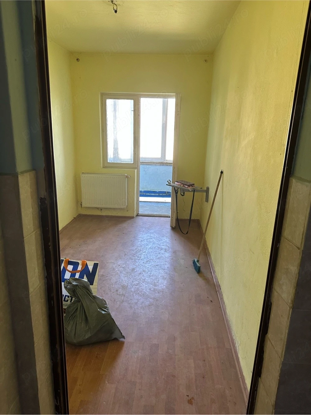 Vând apartament cu 3 camere, etaj 4