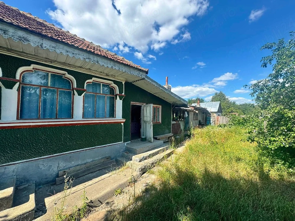 vand teren  1600m cu casa bătrânească 