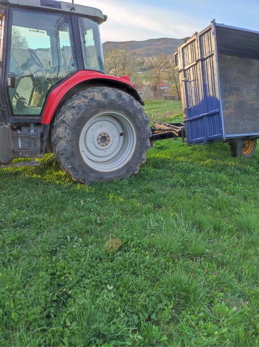 Remorca agricola basculabila