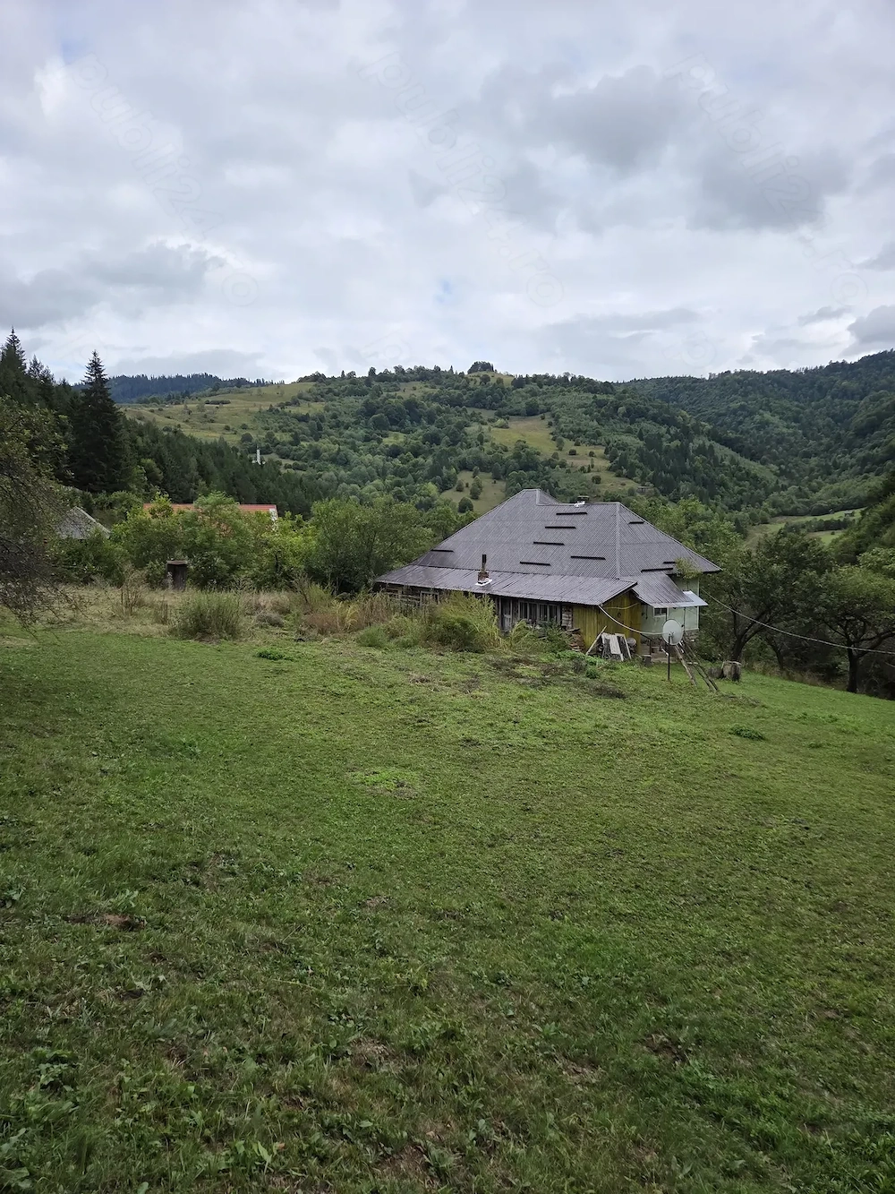 Casă cu teren de vânzare 