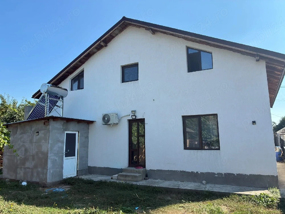 Vand casa in localitatea Hârșova,parter+mansarda 
