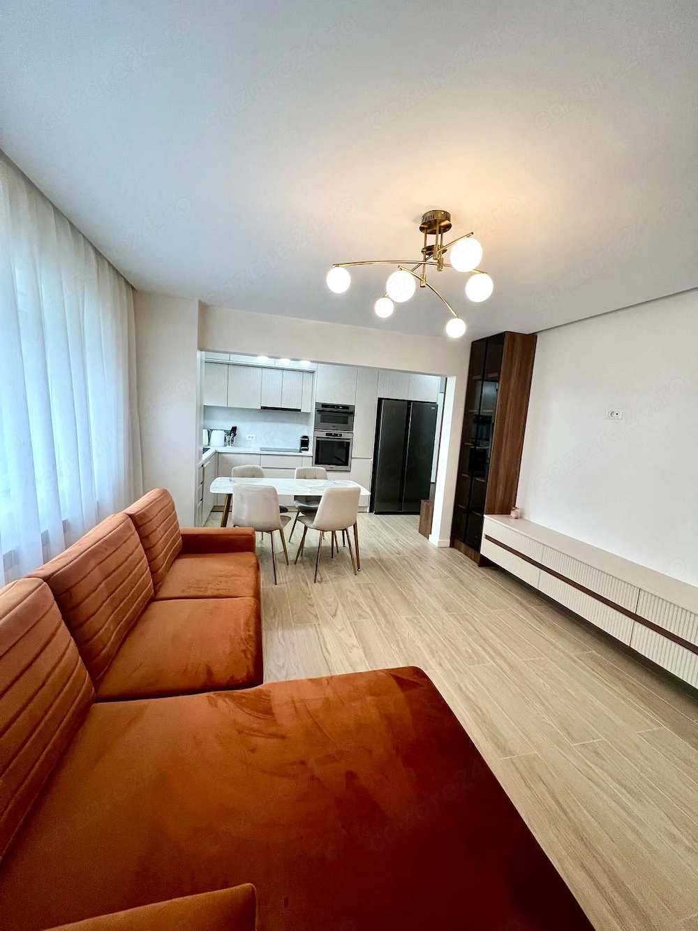 Apartament  lux 3 camere zona PALAS MOLL pentru sf PARASCHEVA