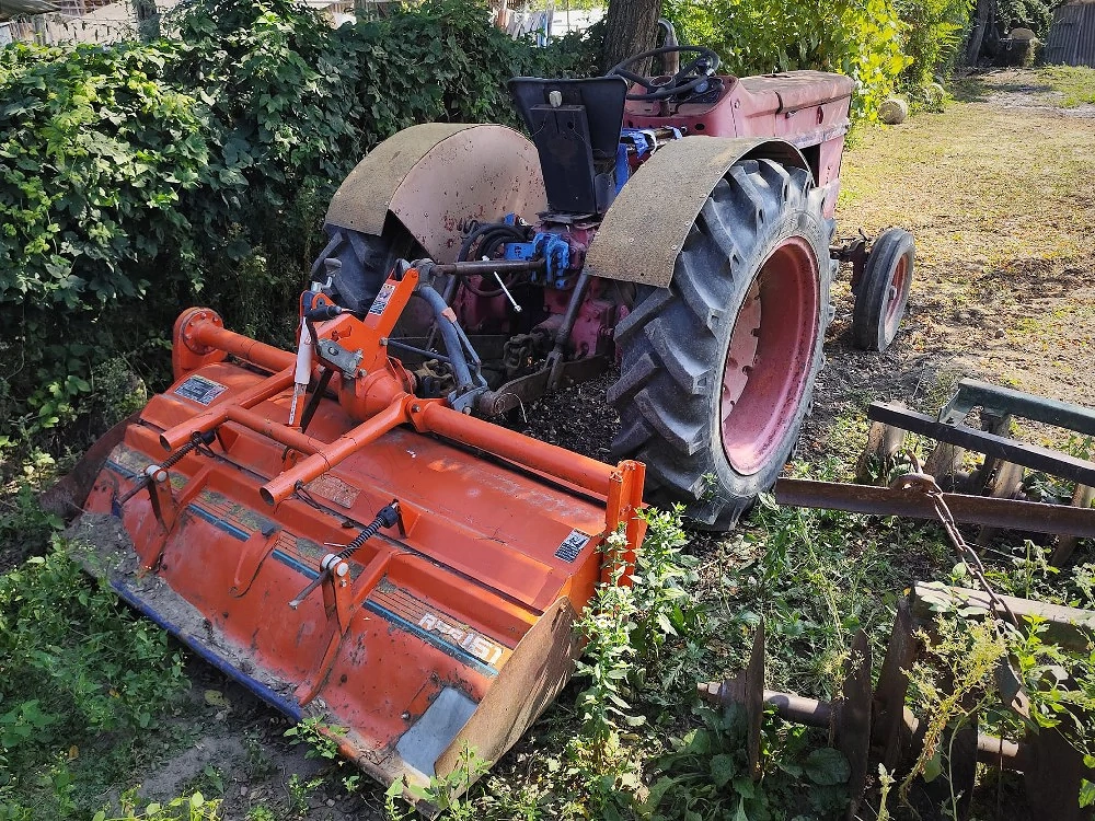 Vând tractor V-445 agricol funcțional cu utilaje: Remorcă Basculabilă, Disc Suspendat, Freză și Plug