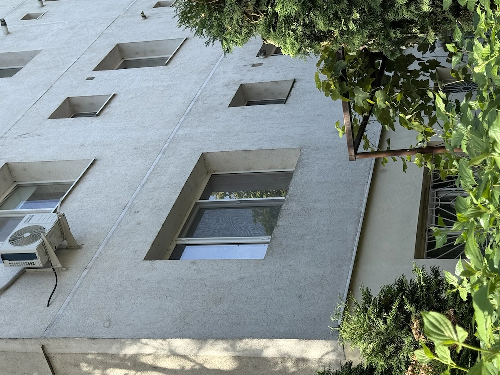 Proprietar inchiriez apartament 3 camere decomandate zona Spital judetean