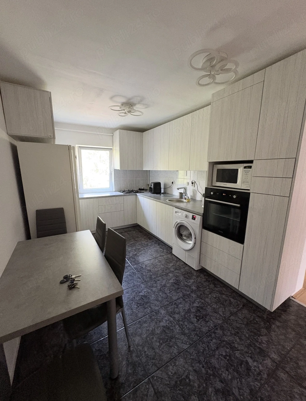 Vand apartament 4 camere
