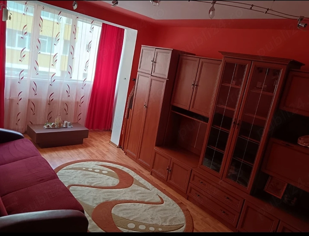Se oferă spre închiriere apartament 2 camere, etaj 1,c.t.,termopane,ht mobilat .zona moll Carrefour 
