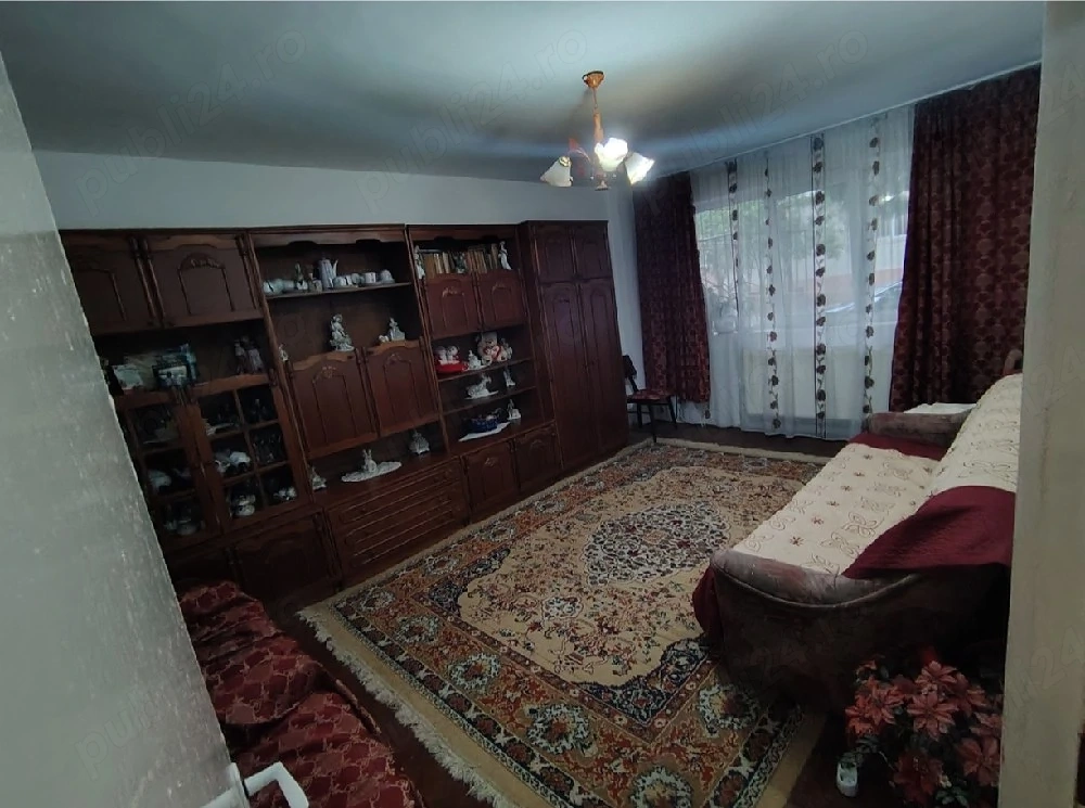 Se oferă spre vânzare apartament 4camere spațios in Drăgășani 