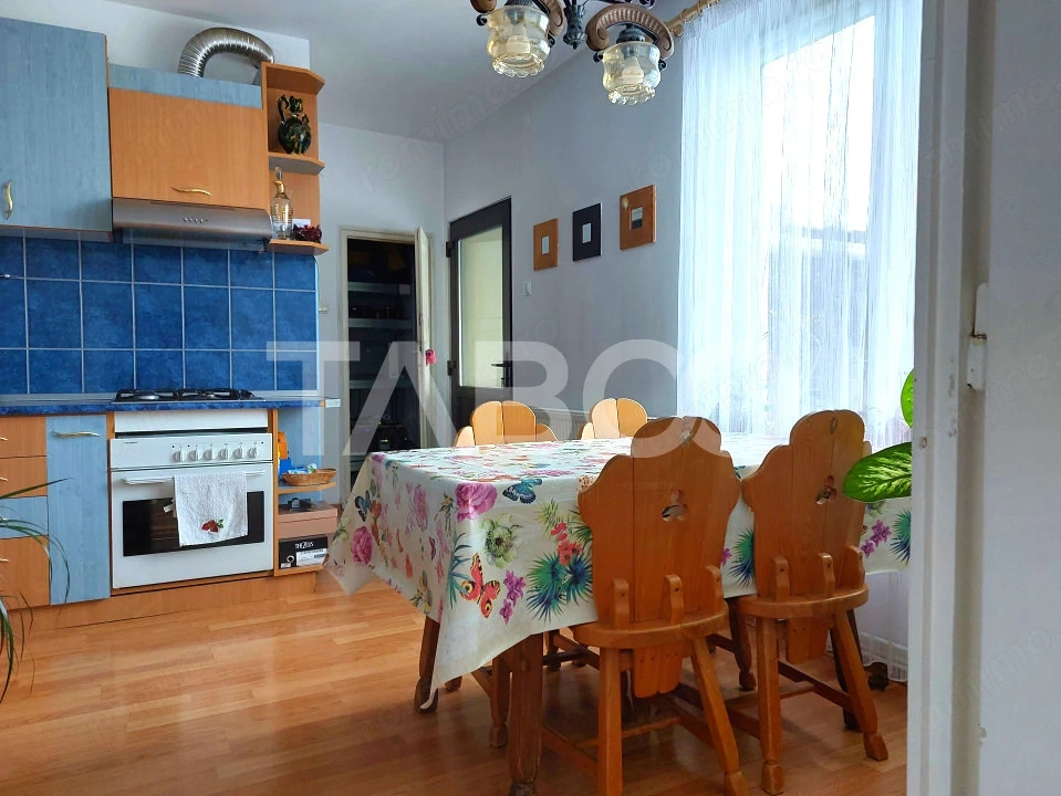 Casa si curte pretabila pentru 2 familii 980 mp teren liber Cisnadie
