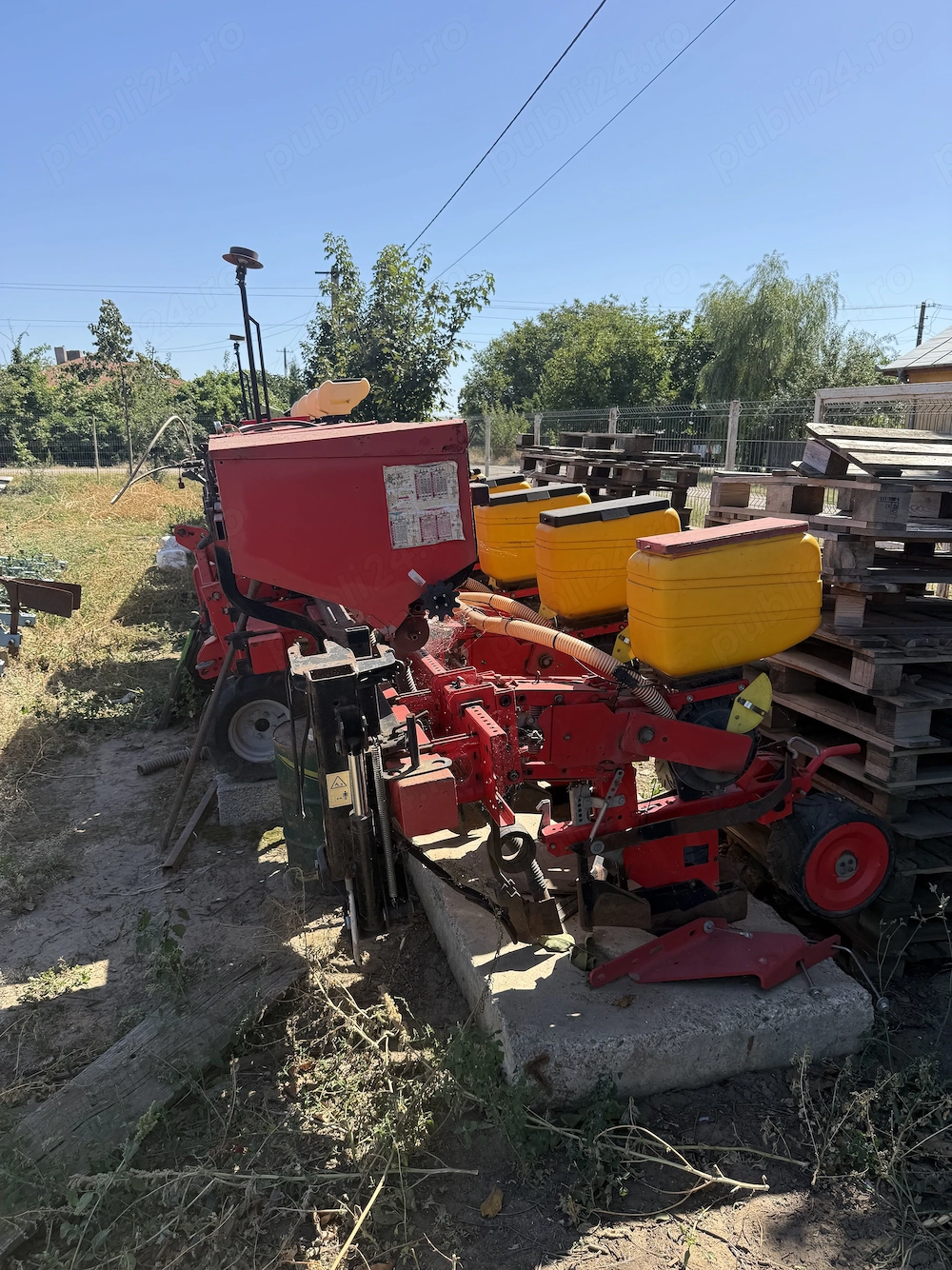 Vand semanatoare prasitoare MaterMacc MS 4200 cu fertilizare an fabricatie 2007 porumb floare