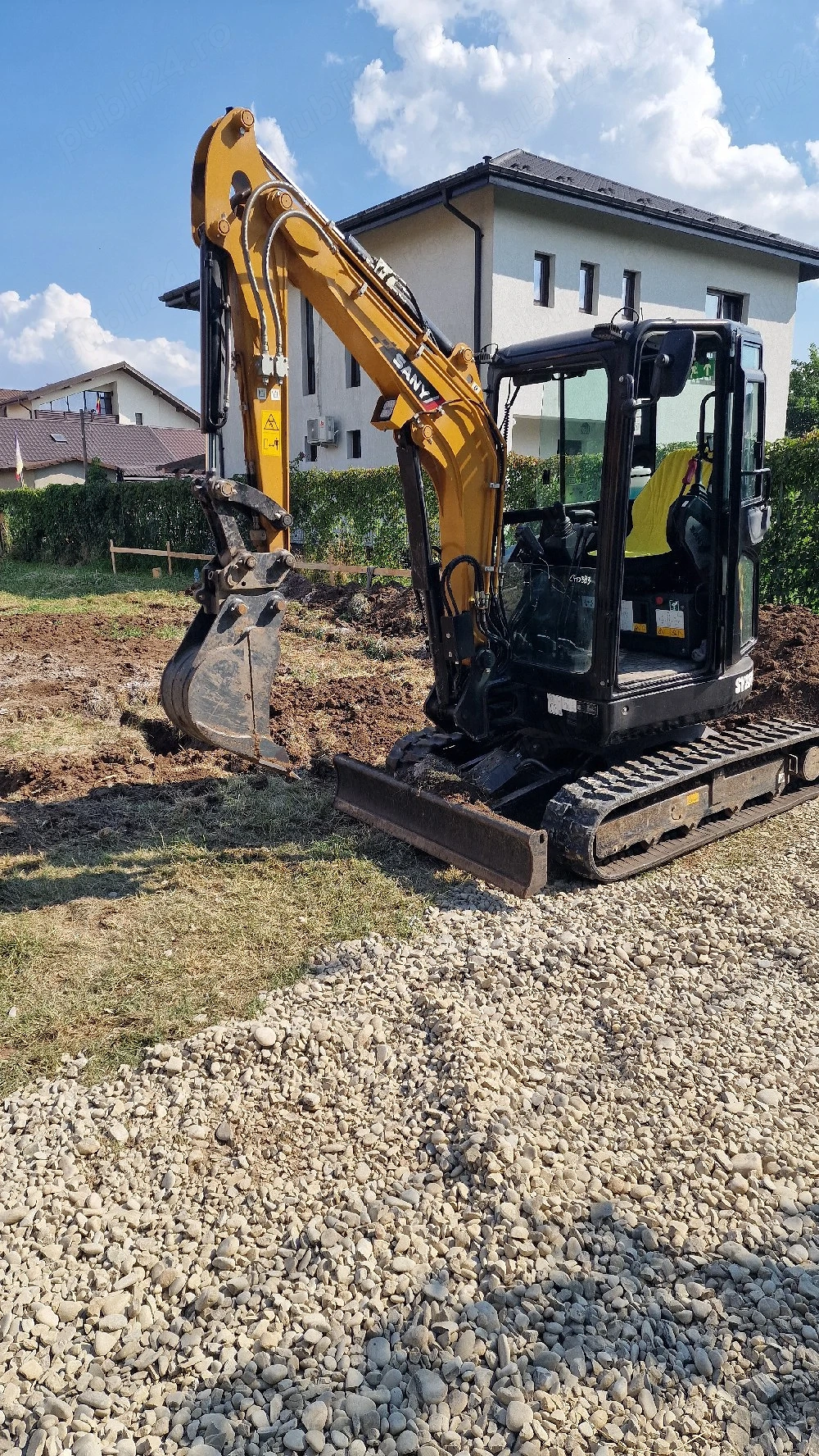 Miniexcavator de inchiriat cu operator