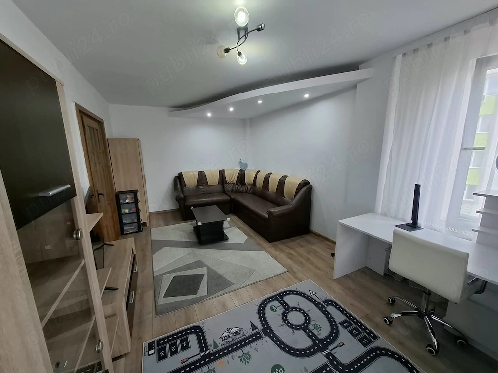Zona str. Transilvaniei (Terenul de Atletism)   ap. 3 camere, 2 balcoane, etaj 3, decomandat
