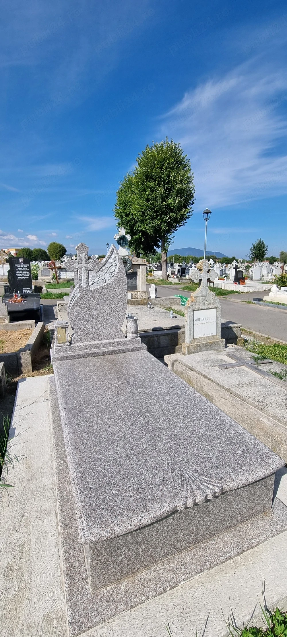 Vând monument funerar granit masiv + cedez concesiune loc de veci