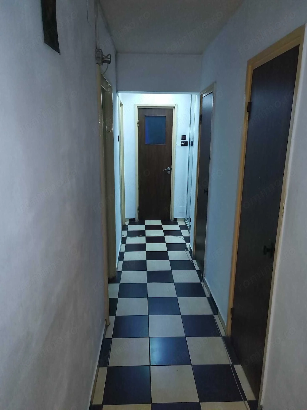 Vand apartament cu parcare chiar lângă scara blocului
