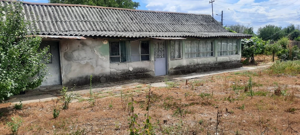 Casa de vazanre, 44.81 mp, teren 1.239 mp, zona Bradesti