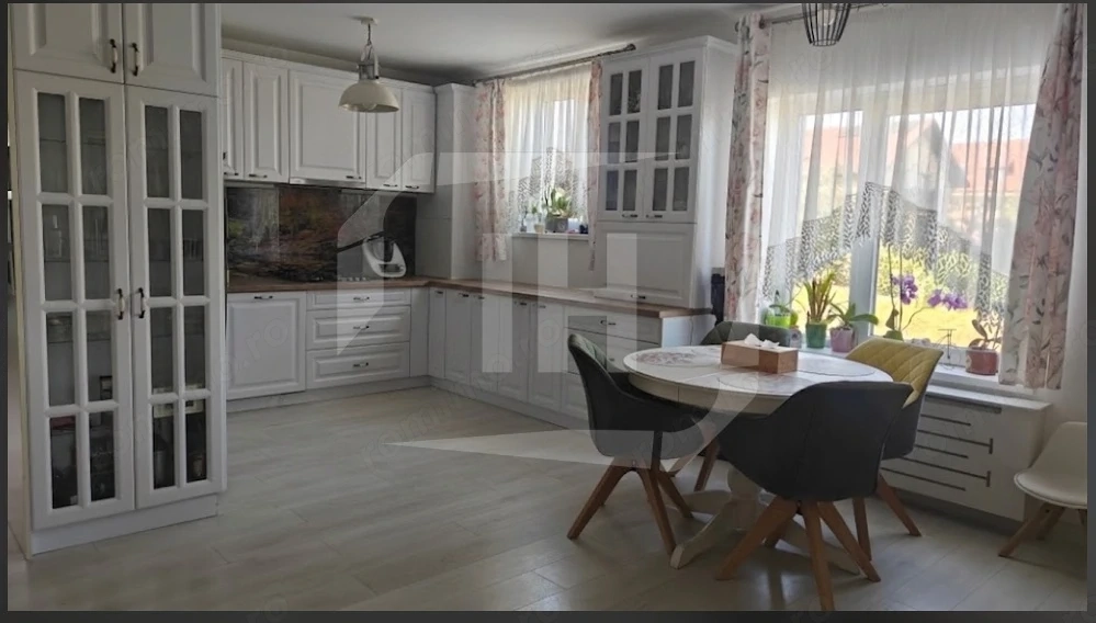 Apartament 3 camere, etajul 1,  Europa