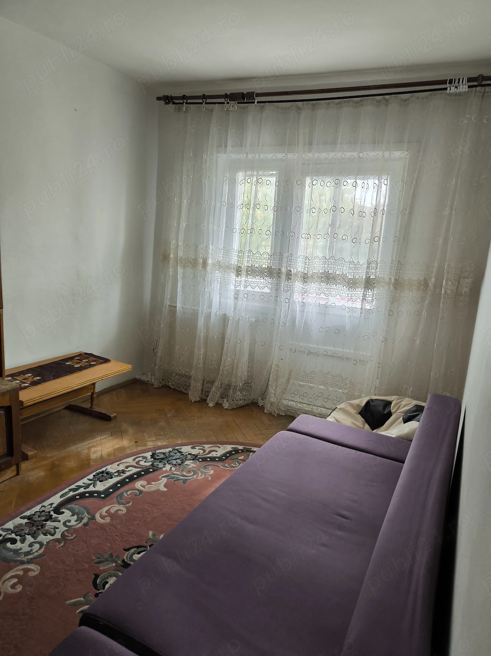 O CAMERĂ de închiriat 