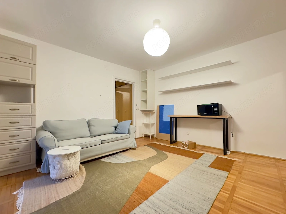 Apartament cu bucatarie mare, boxa si centrala proprie.