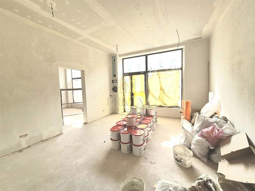 Spatiu comercial renovat cu vitrina - Semicentral