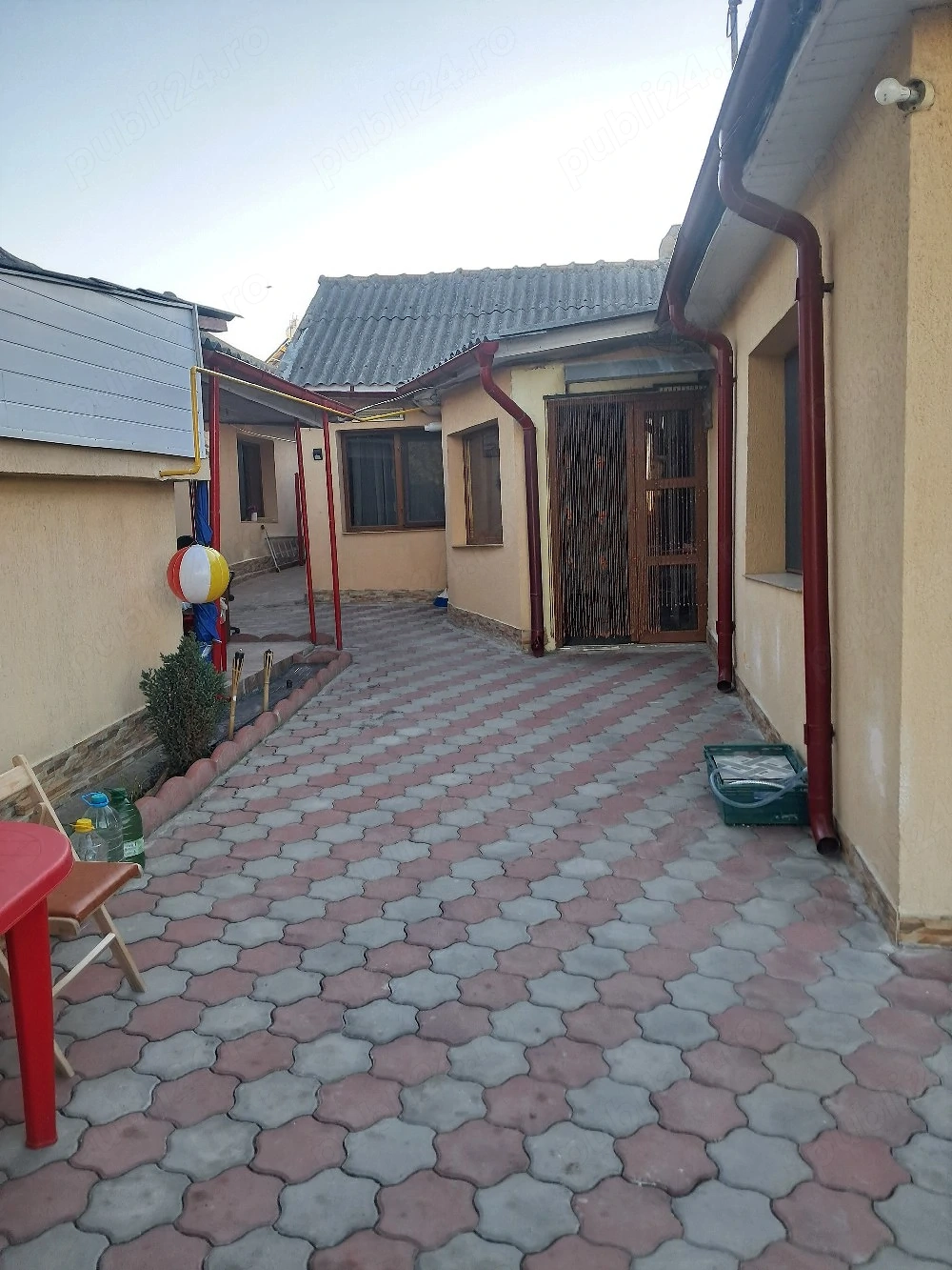 vand casa doua corpuri