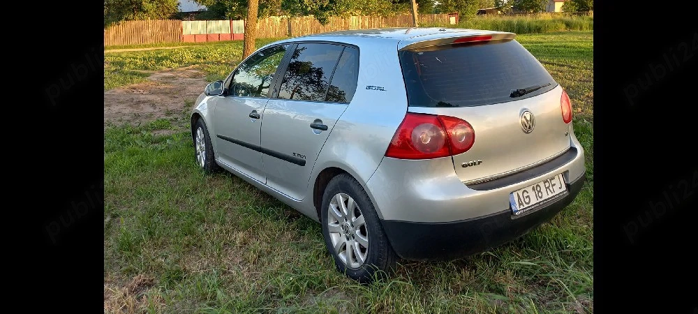 Vând Golf 5 1 6 benzină. 