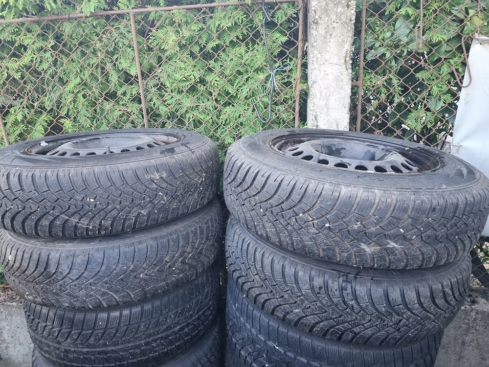 4 cauciucuri de iarna 195 70 16 cu jante de tabla 5x105 de opel