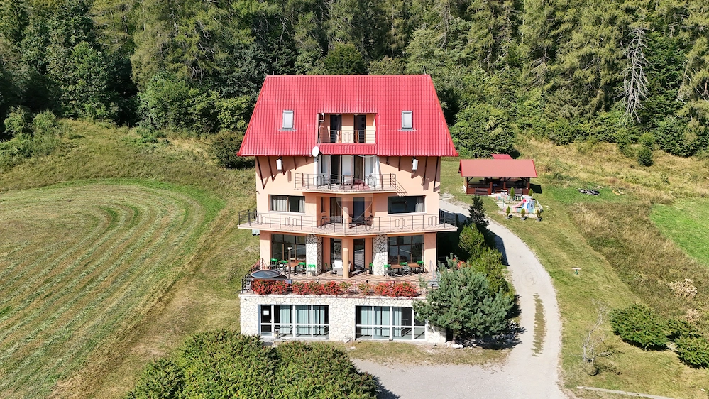 Pensiune în funcțiune | 10 camere | Teren 4.000 mp | Brădet – Săcele