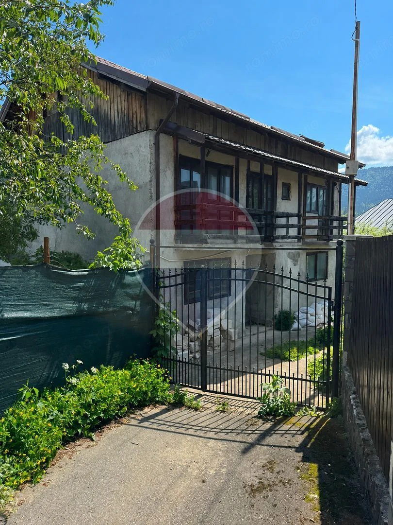 Casa la rosu in Poiana Tapului, Busteni, 3 dormitoare cu baie proprie