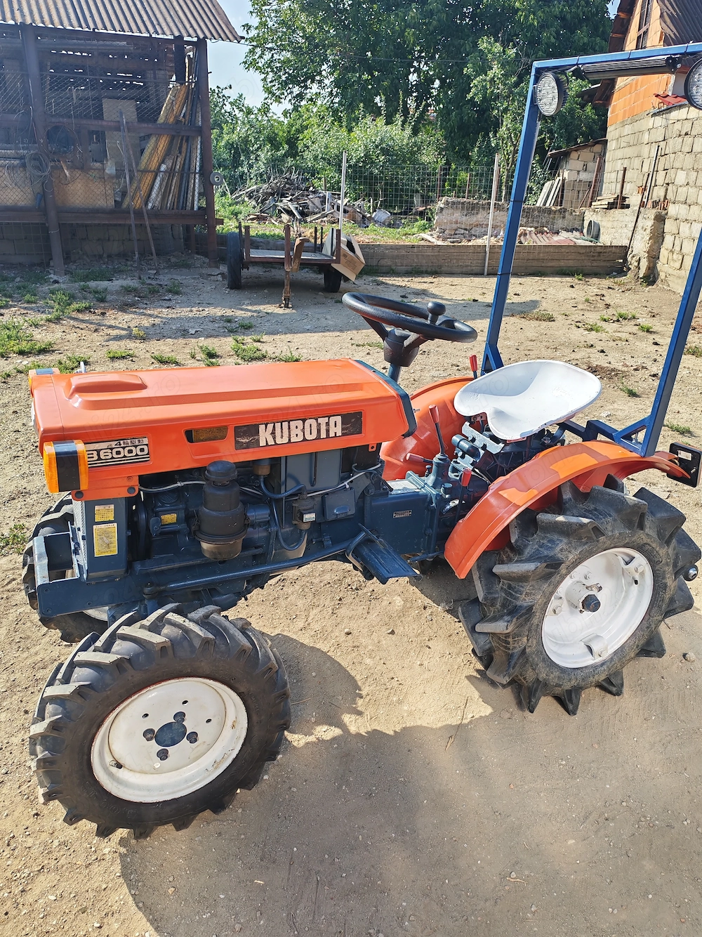 Kubota b6000 cu freza și tocător de resturi vegetale 