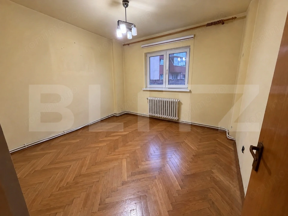 Apartament cu 4 camere decomandate, etaj 1, cu garaj inclus în acte –zona Cetate