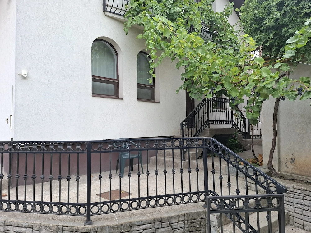 Proprietar inchiriez parter casa