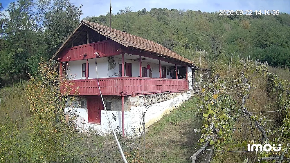 Vând casă bătrânească.