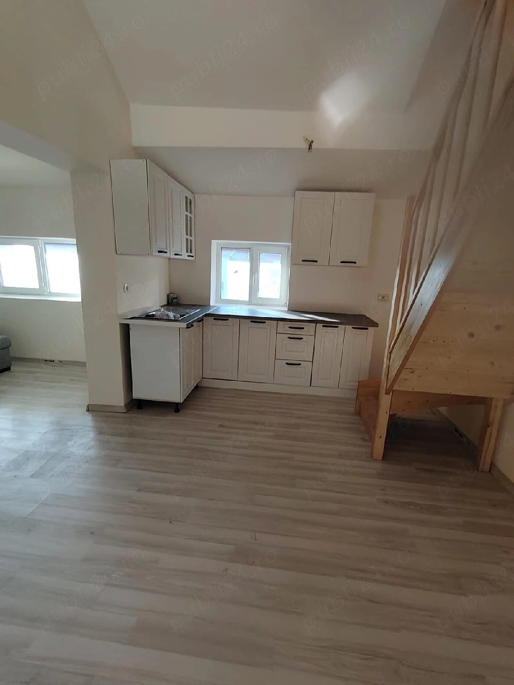 vând apartament cu 2 camere+mansardă 