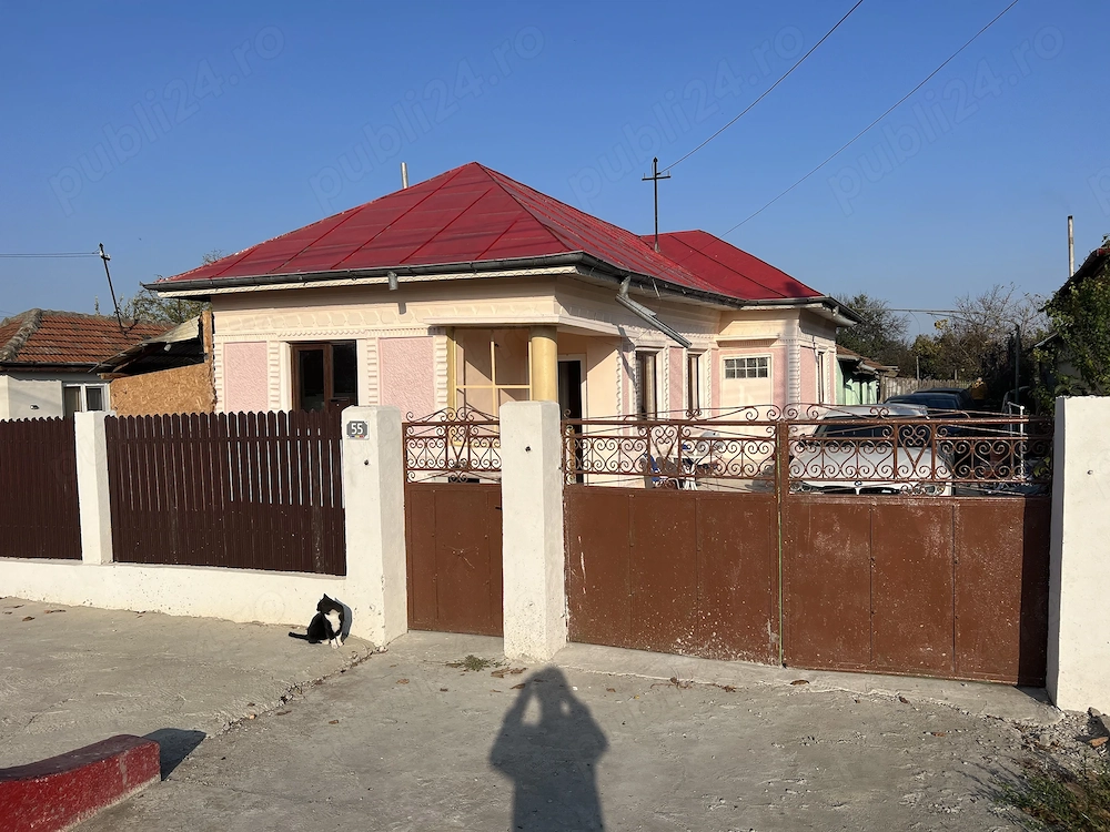 Vând casă situată în lipia pe strada principală 