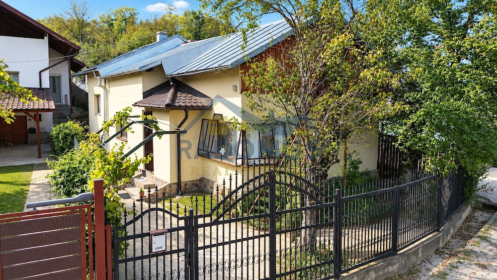 Casă cu 3 camere, anexe și livadă – Lopatnița, Șoimari