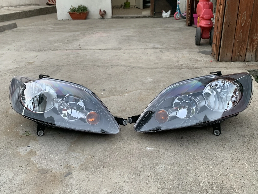 Vând set de doua faruri Golf 5 Plus NOI