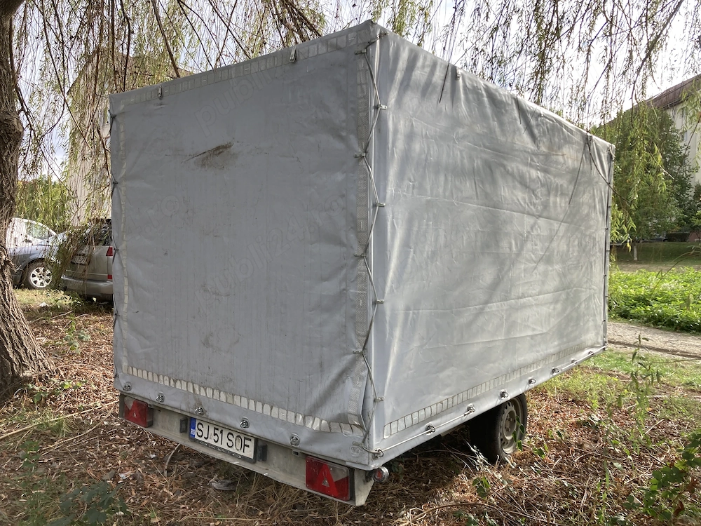 Trailer auto cu laterale și prelata 
