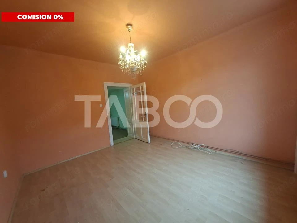 Apartament la casa de vanzare 2 camere garaj curte comuna cu 2 vecini