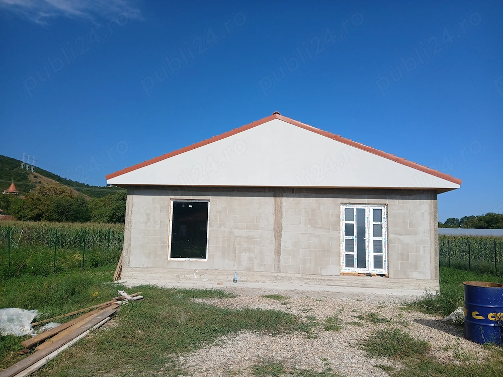 Vand casa la rosu!