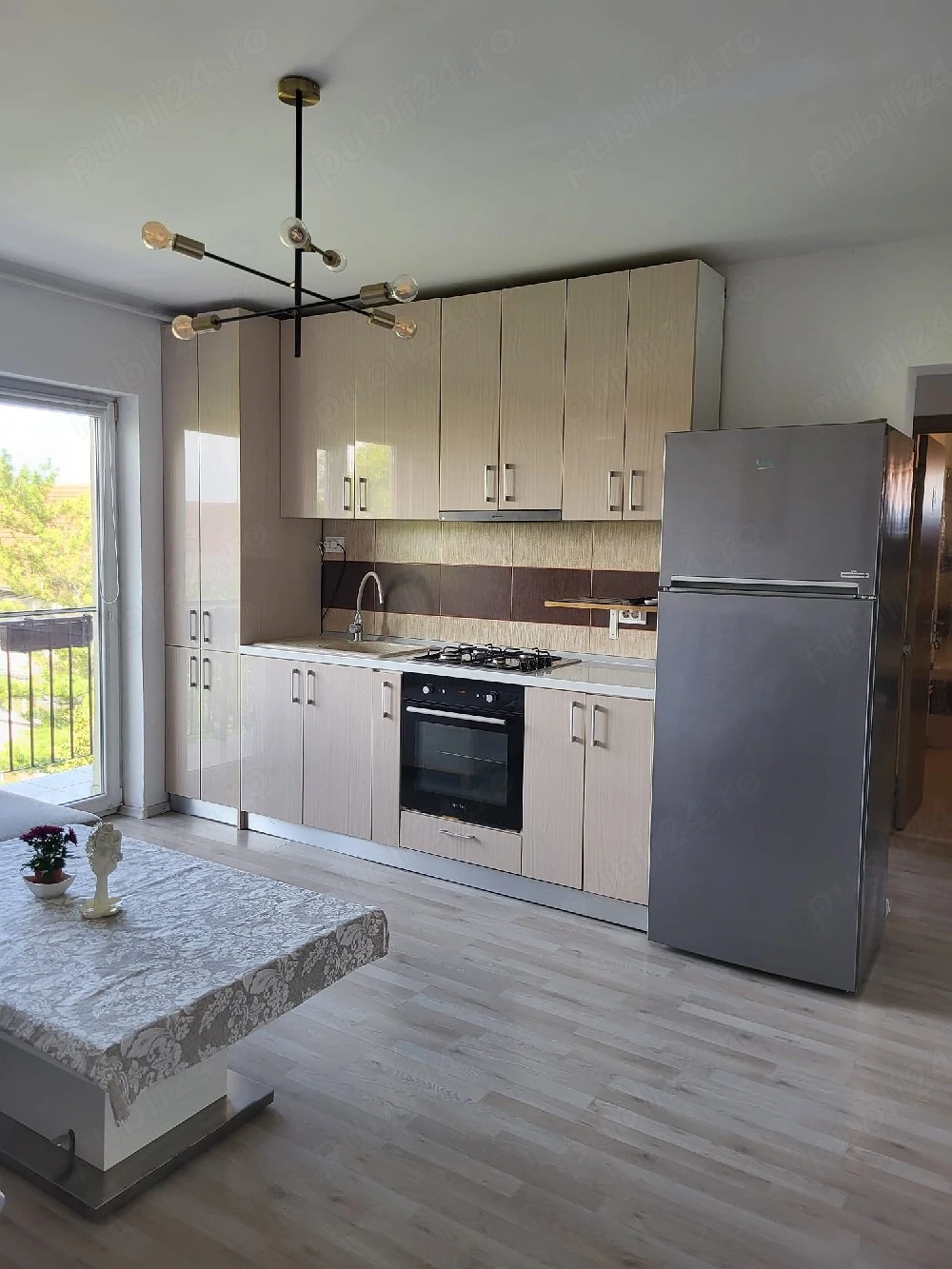 De inchiriat apartament cu 3 camere