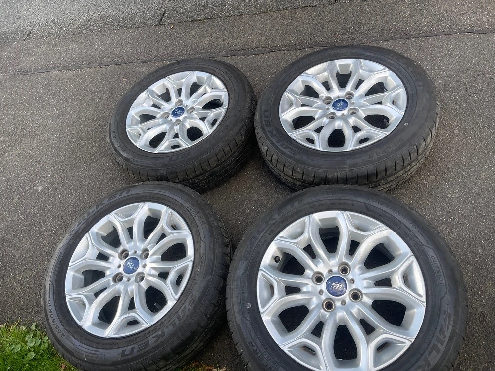vînd jante de ford R16 cu cauciucuri bune de vară