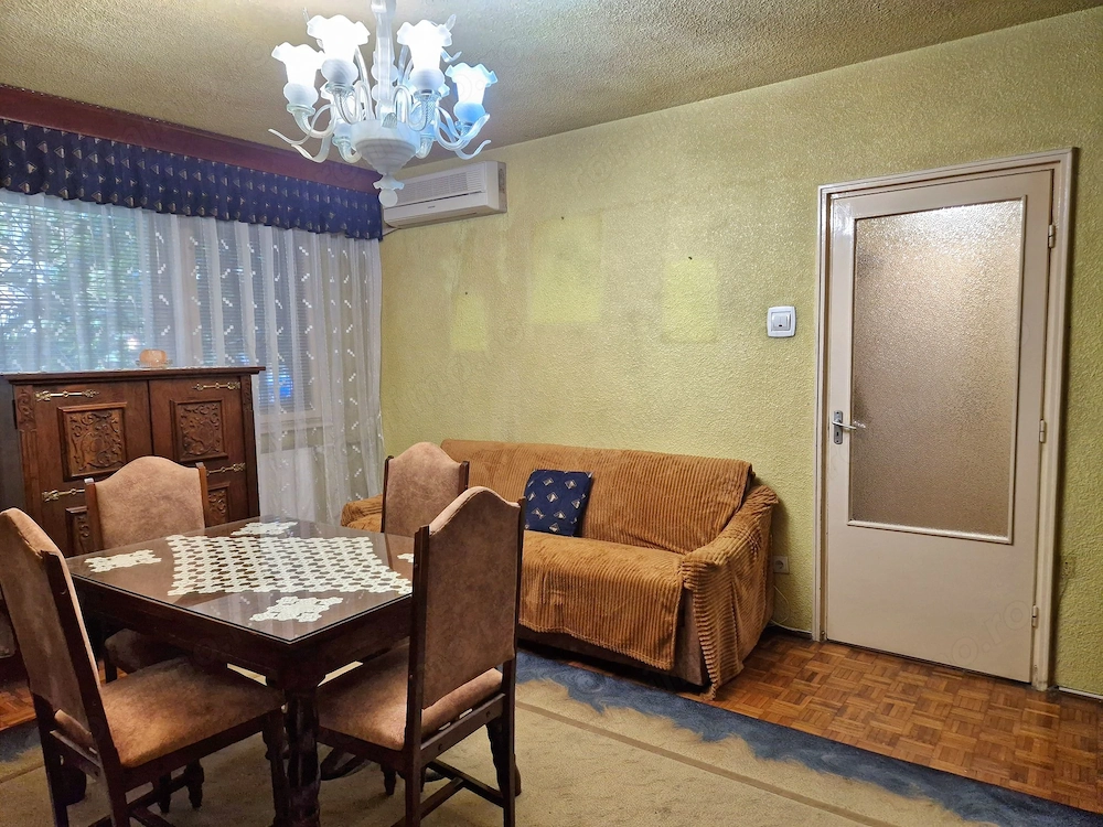Vand apartament 3 camere, metrou Favorit