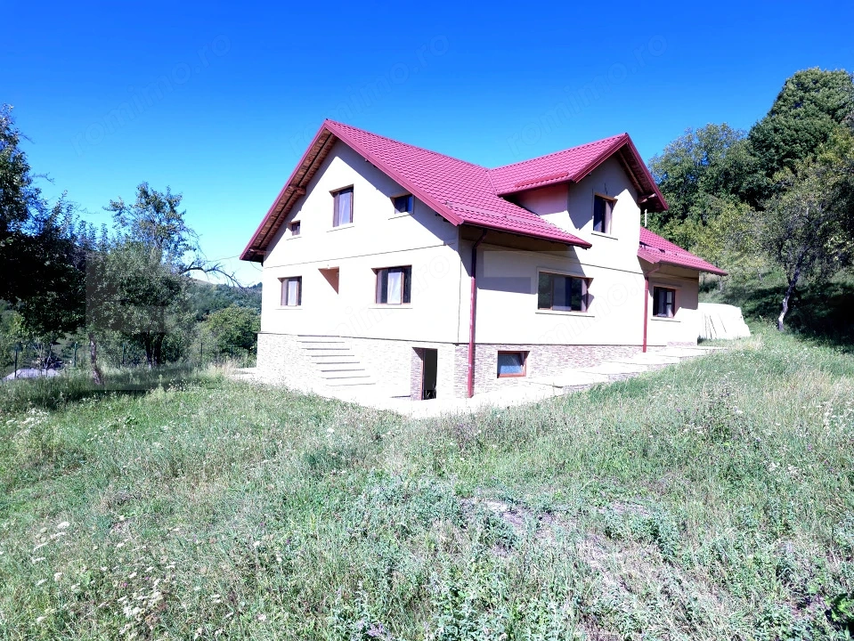 Oportunitate de Investiție în Runcu: Reședință cu Vedere Panoramică 