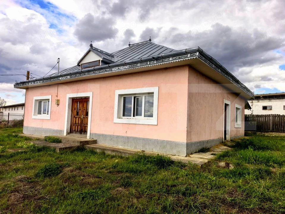 Casă parter, 3 camere, teren 1.240 mp și panoramă superbă – Comuna Țibana