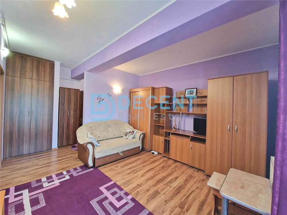 Garsoniera mobilat si utilata, Tractorul