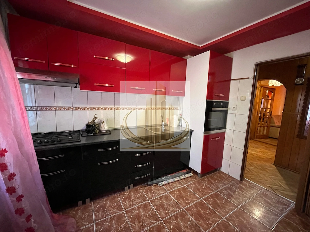 3 camere | 2 bai |  bucatarie inchisa | Etaj 2 | Centrala proprie