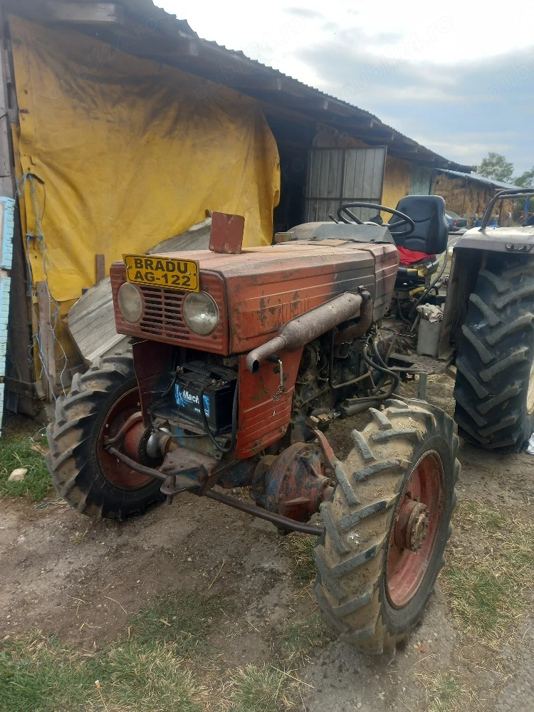 vand două tractoare românești 